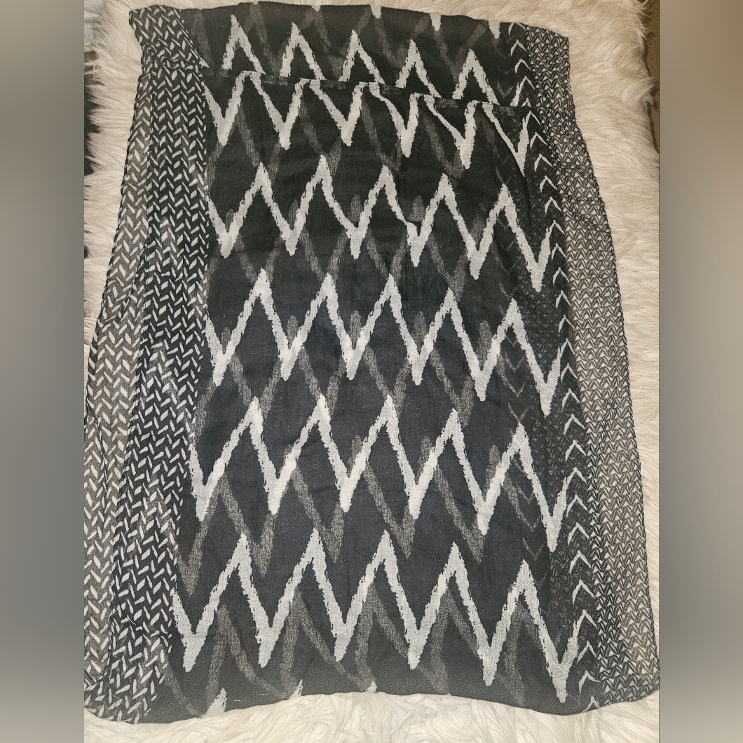 Black & White Graphic Print Infinity Scarf Lightweight & Soft